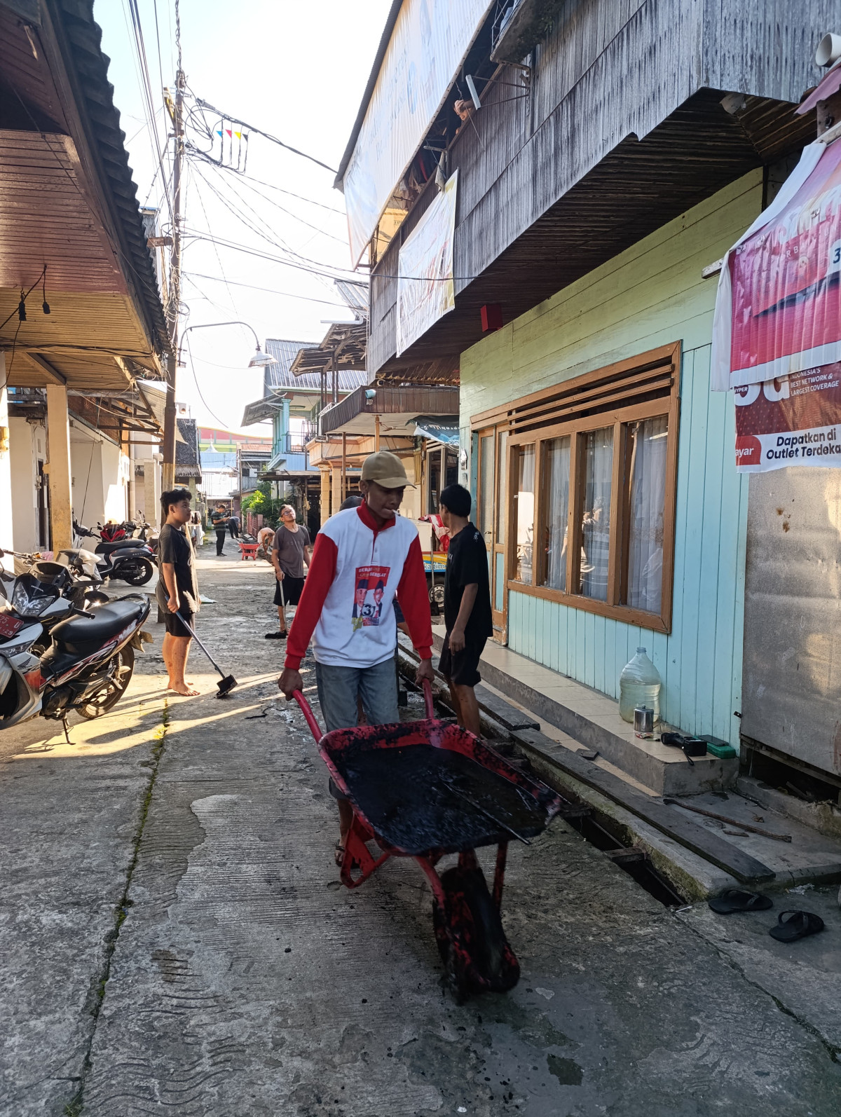 Gotong royong membersihkan parit dan sampah di jl. Re . martadinata gg mawar