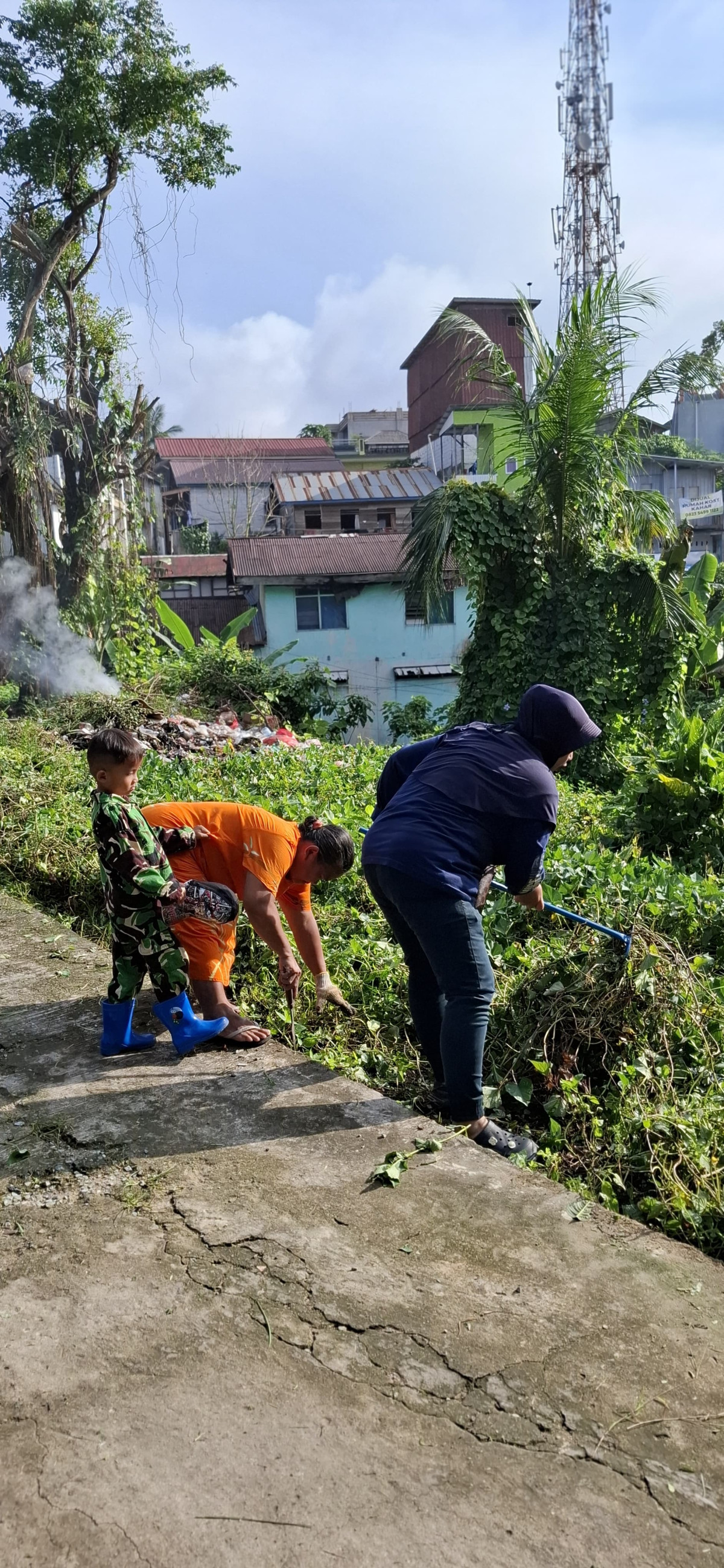 Membersihkan rumput di pinggir jalan RE. Martadinata gg. Villa Taruna