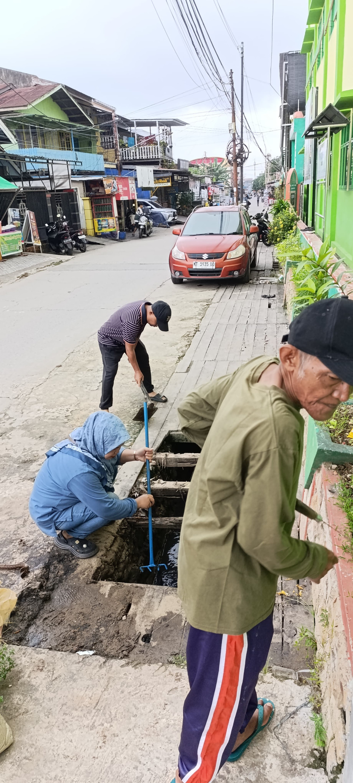 Membersihkan sampah drainase di lingkungan rt.28 ,depan pesantren Darul ihsan