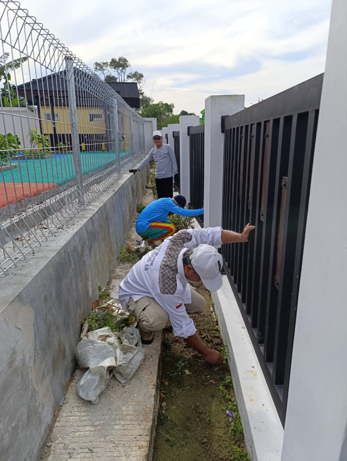 Gotong royong dilingkungan kantor lurah TLI