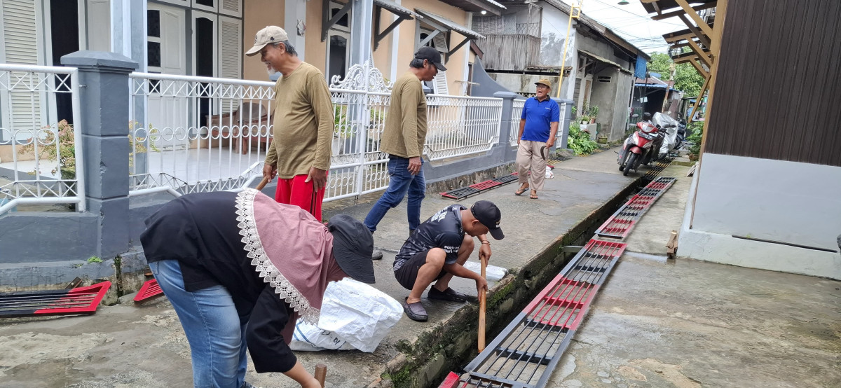 Gotong royong membersihkan sampah dan drainase parit