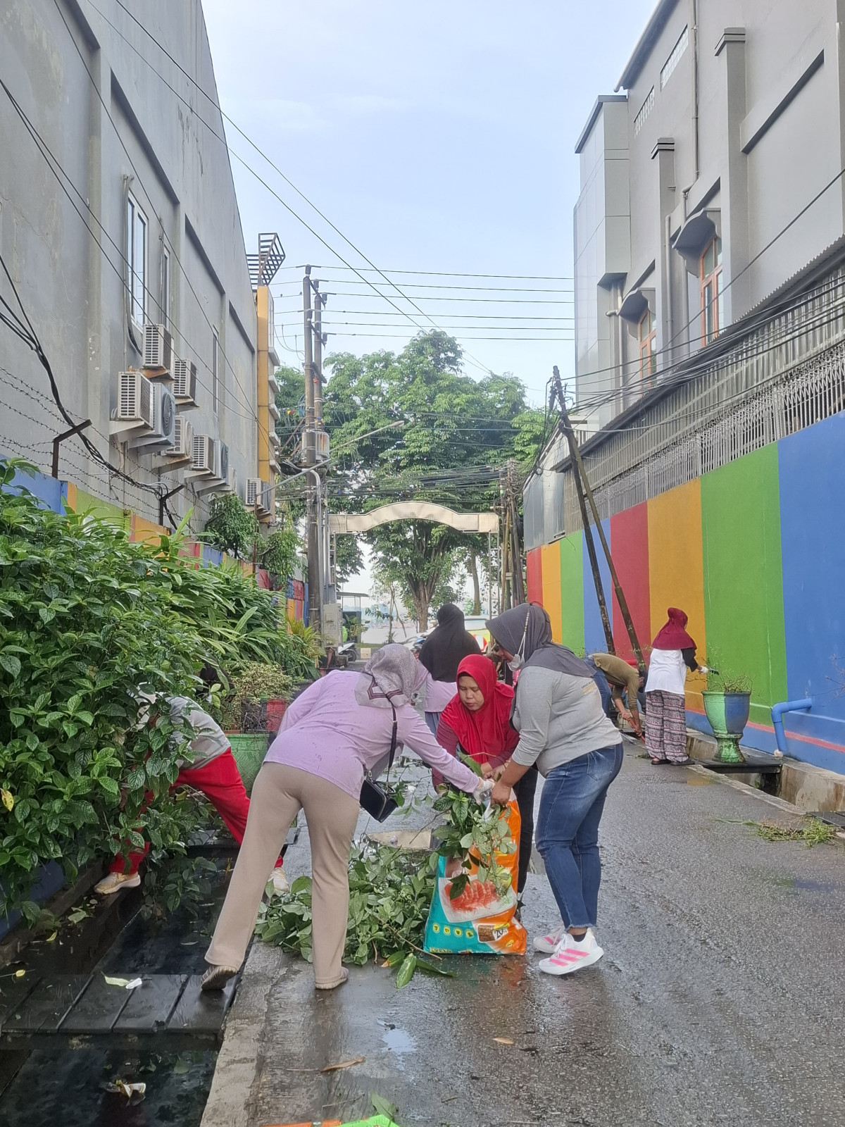 Gotong royong membersihkan sampah dan drainase parit di.jl. siti aisyah