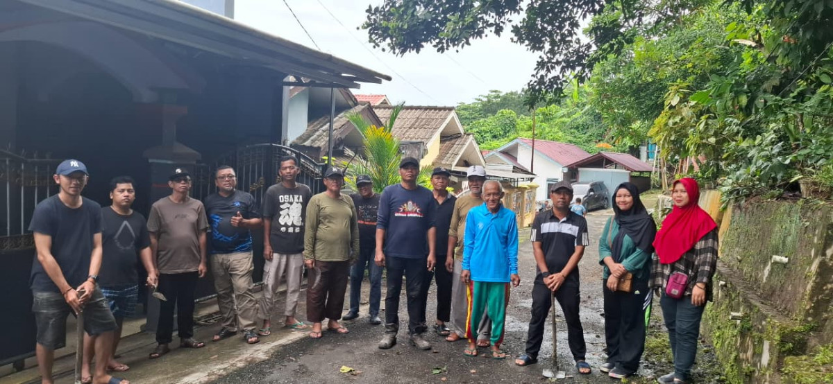 Gotong royong di jl. Permata hijau blok D