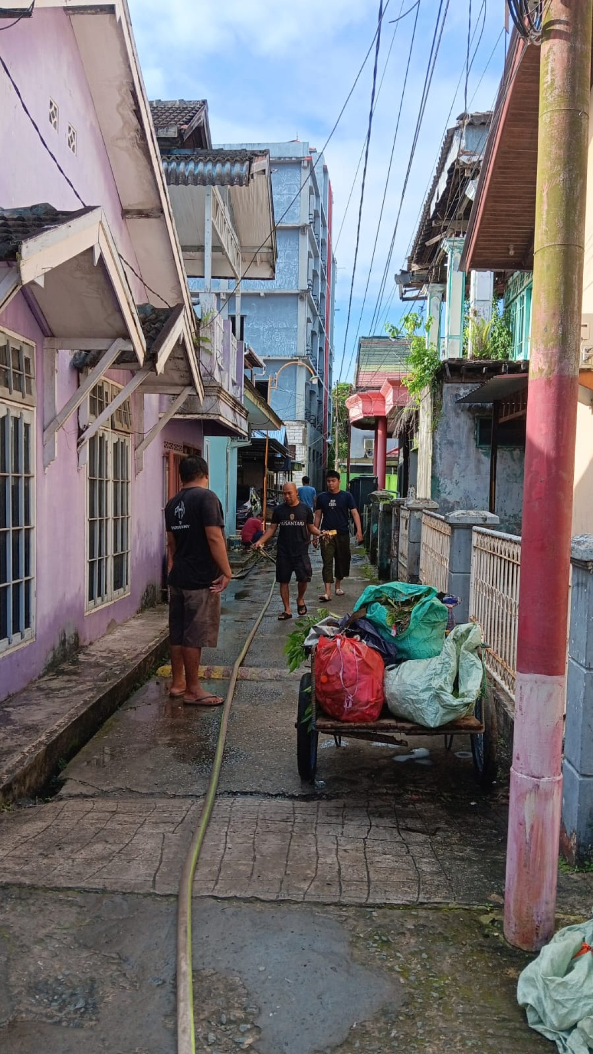 Gotong royong membersihkan sampah dan drainase