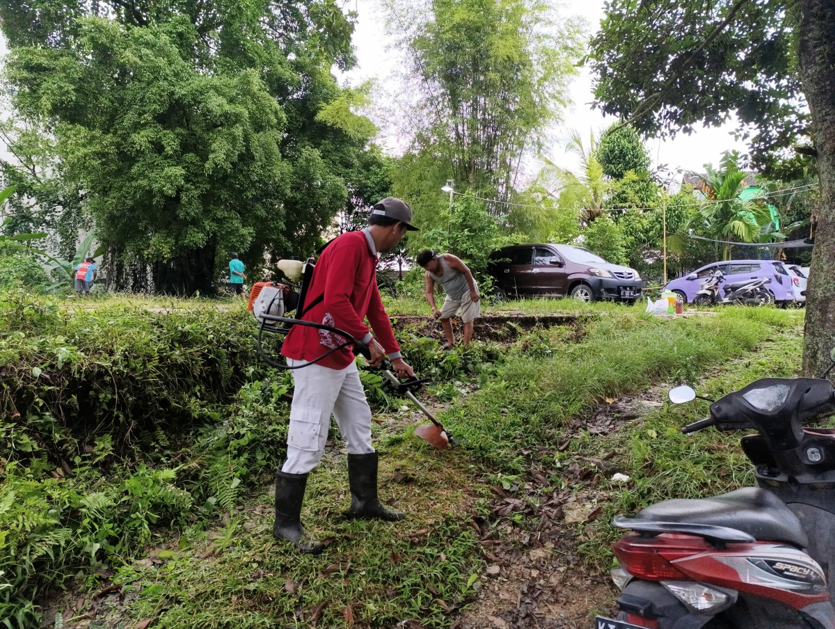 Gotong royong membersihkan rumput di jl. Re. Martadinata gg villa taruna 1