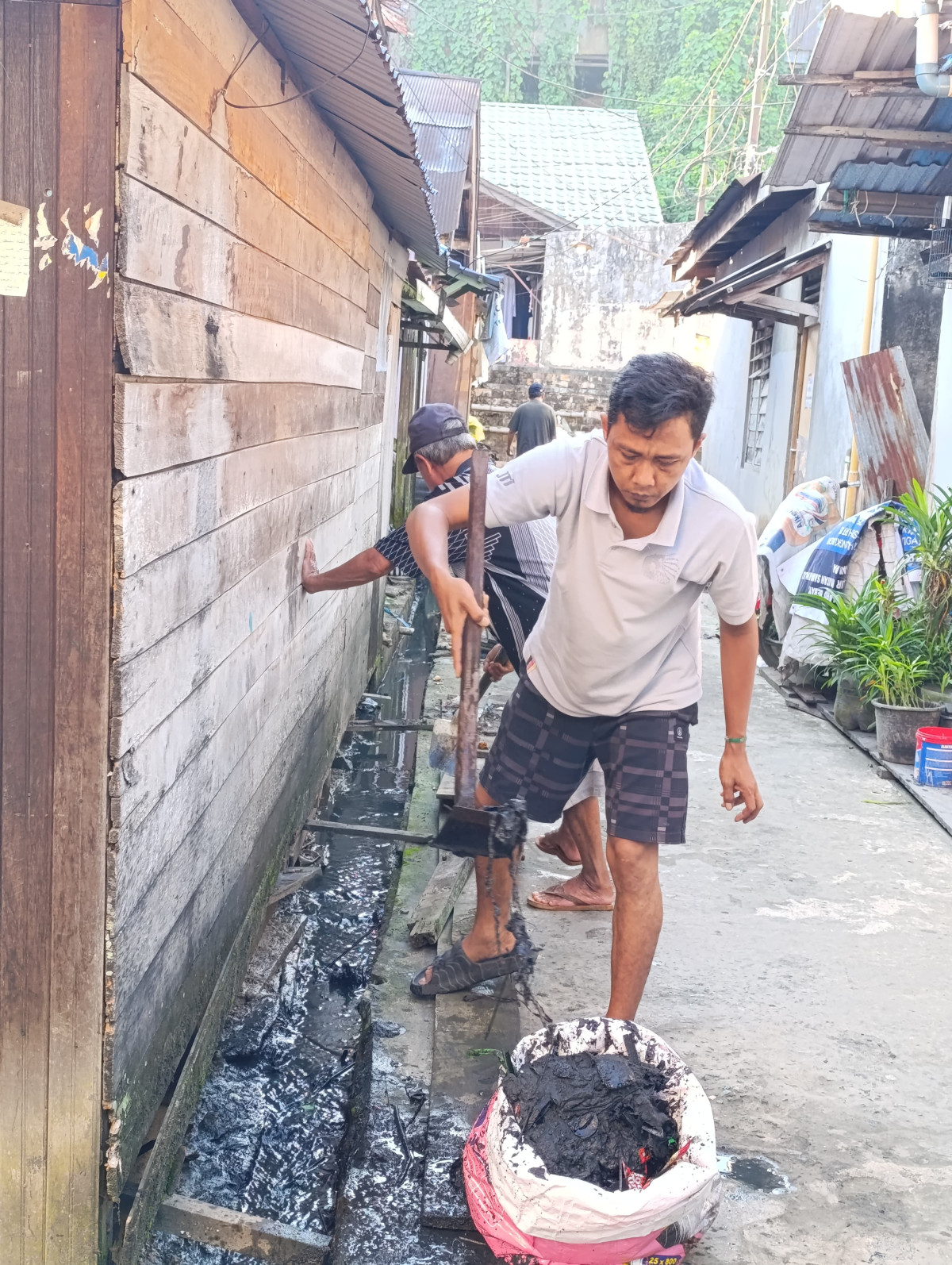 Gotong royong membersihkan parit dan sampah di jl. Re. Martadinata gg. Wahyu