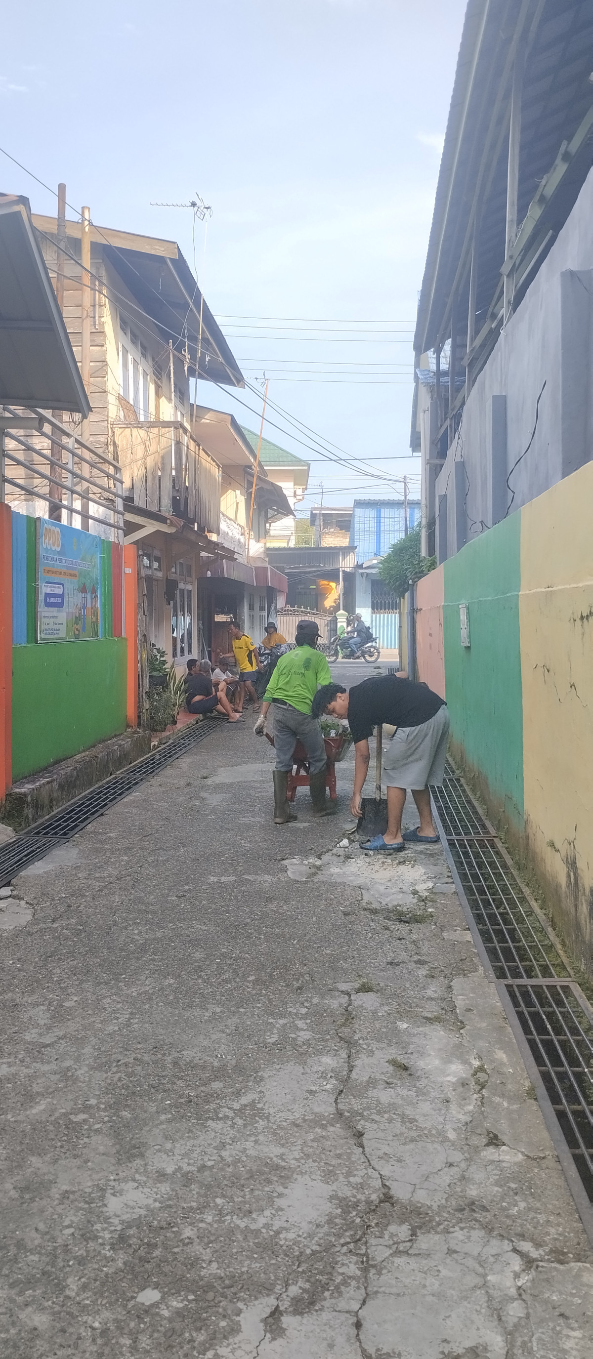 Membersihkan drainase parit di jl. Siti Aisyah gg usman syukur rt.06