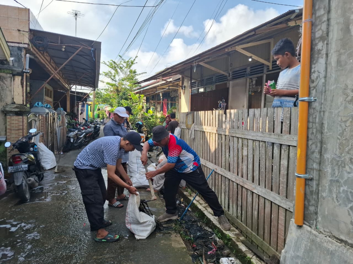 Gotong royong membersihkan sampah dan drainase parit di jl. Sito Aisyah gg.5c