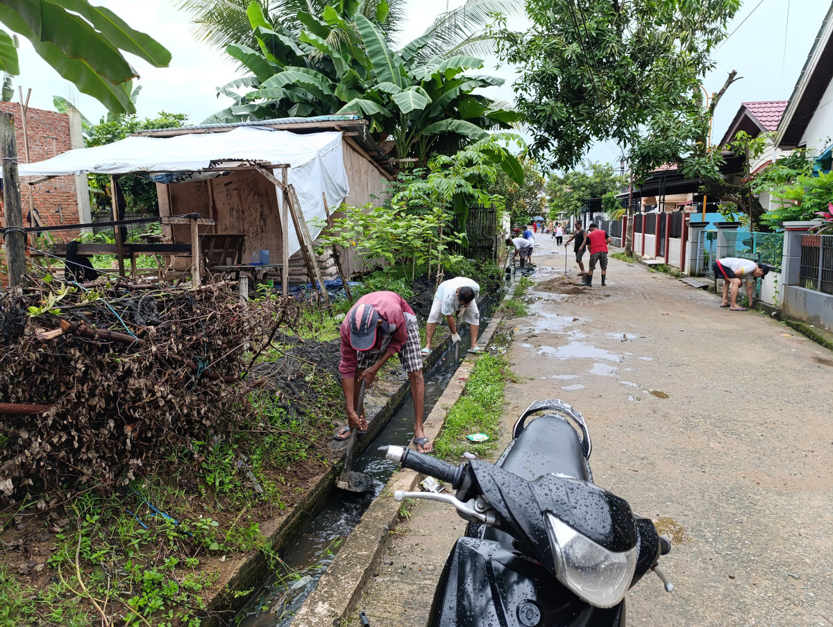 Membersihkan sampah dan drainase paret