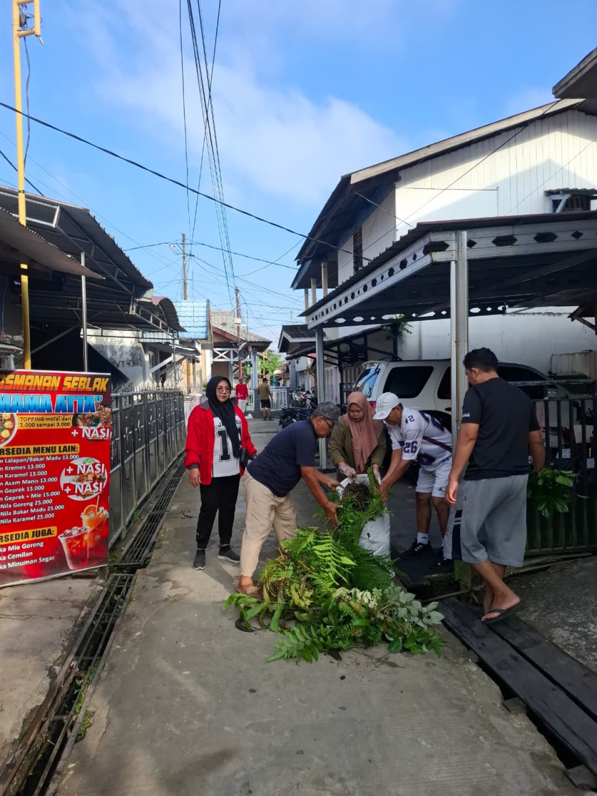 Gotong royong membersihkan sampah dsn drainase parit di jl. Re. Martadinata gg. Mawar