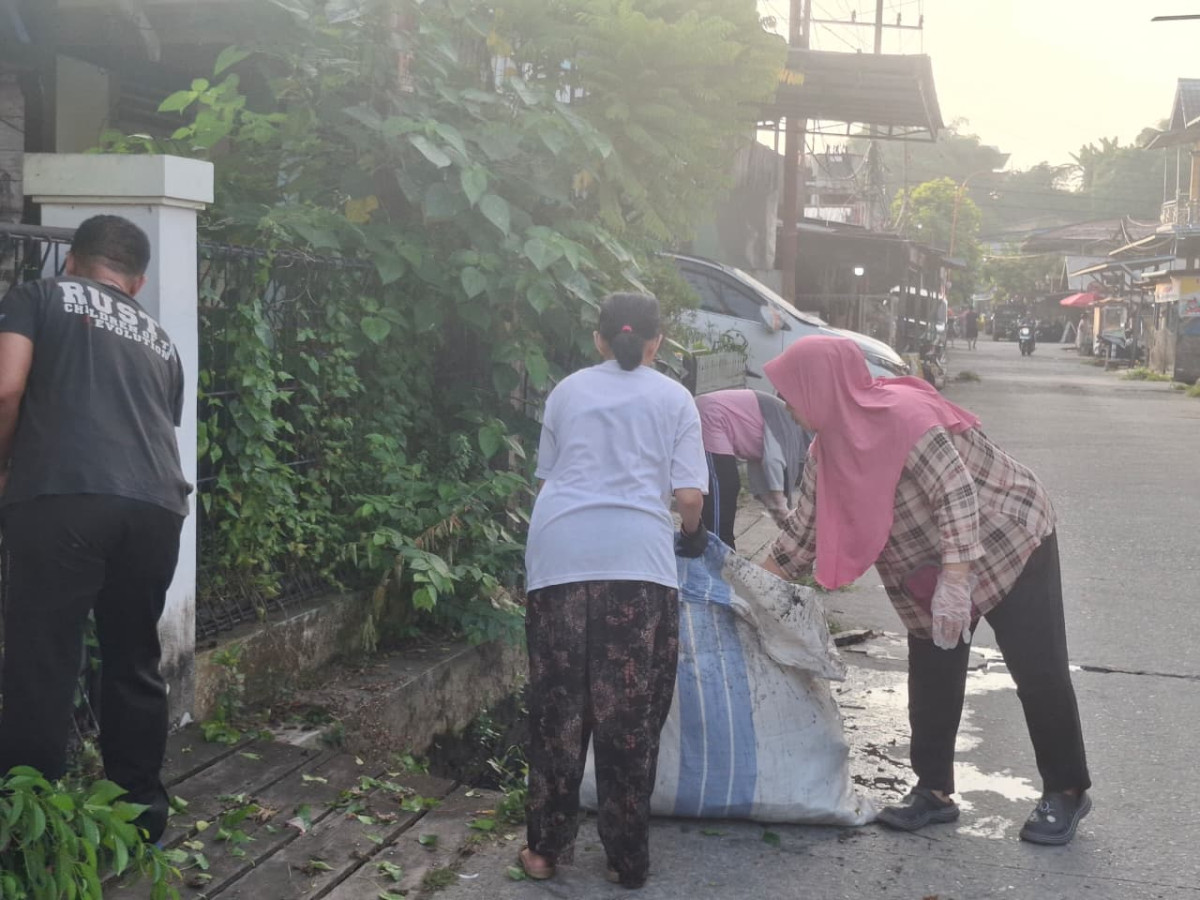 Membersihkan drainase parit di sepanjang jl. Raudah 3
