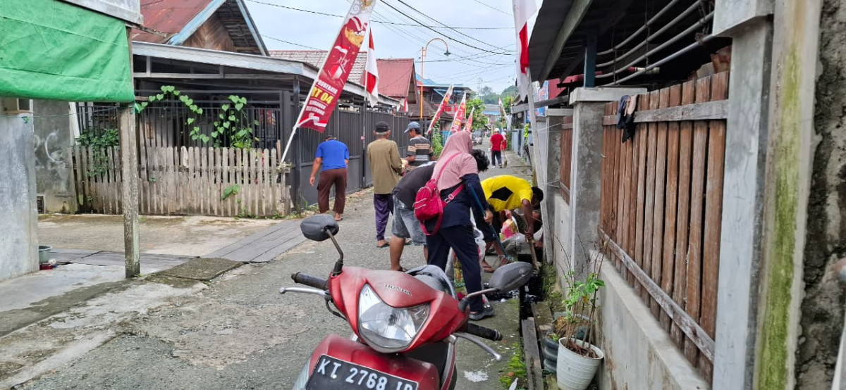 gotong royong membersohkan sampah dan drainase di gg. moeis zam zam