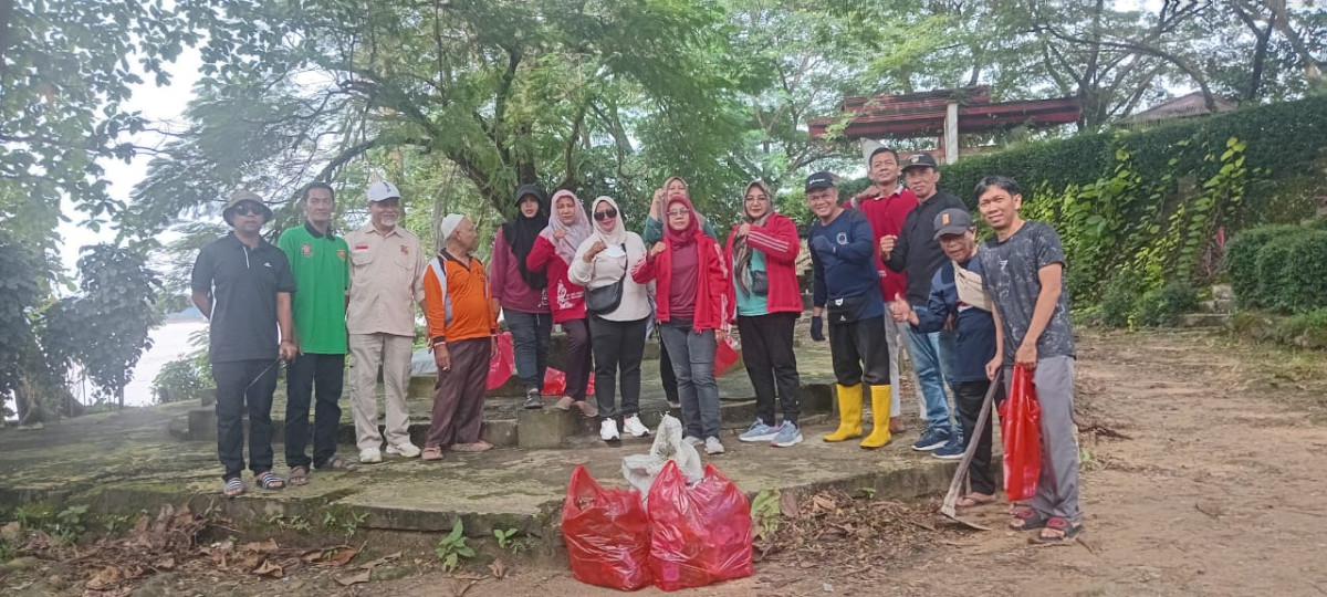membersihkan sampah di teluk lerong garden