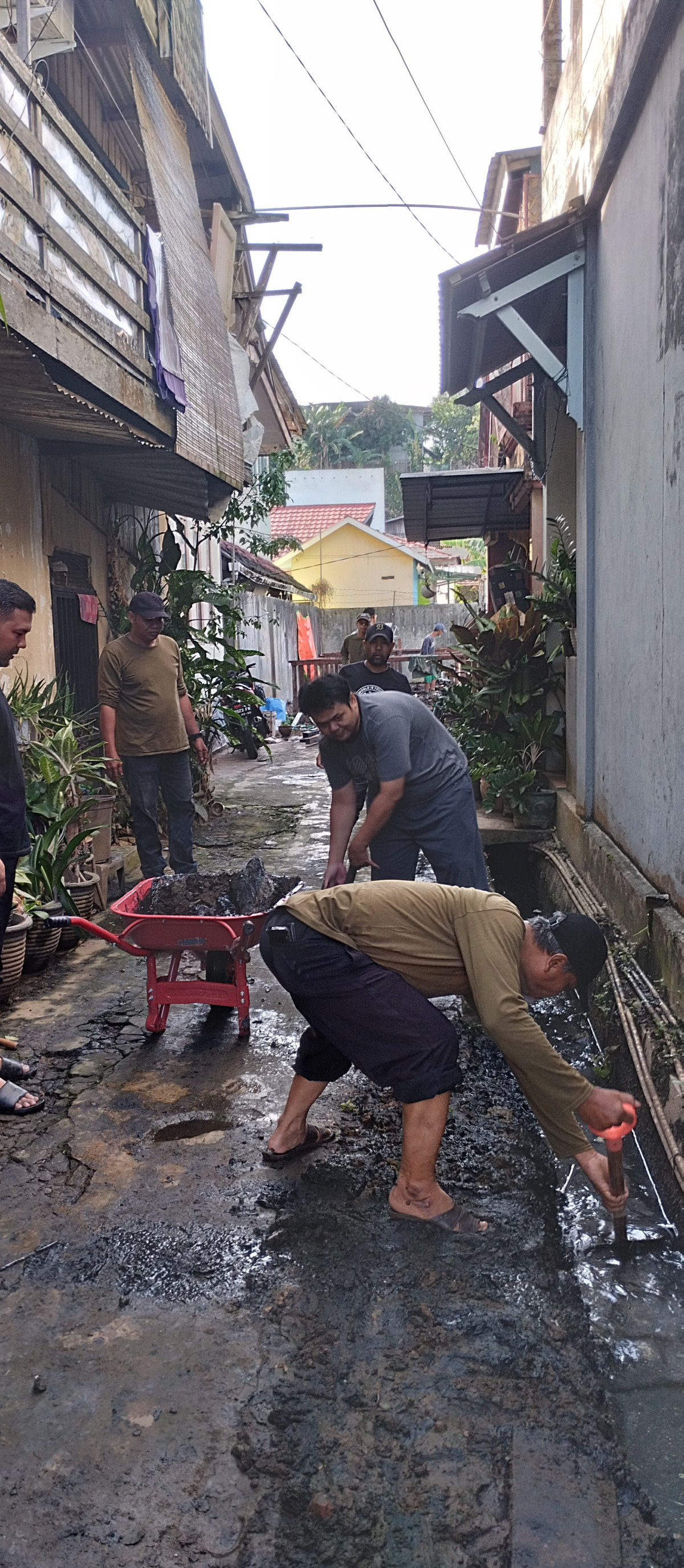 Gotong royong membersihkan sampah drainase/parit