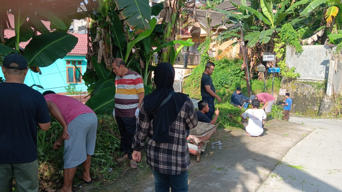 Membersihkan rumput di rt 29