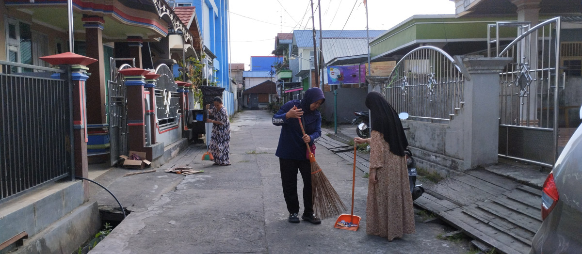Membersihkan parit dan jalan