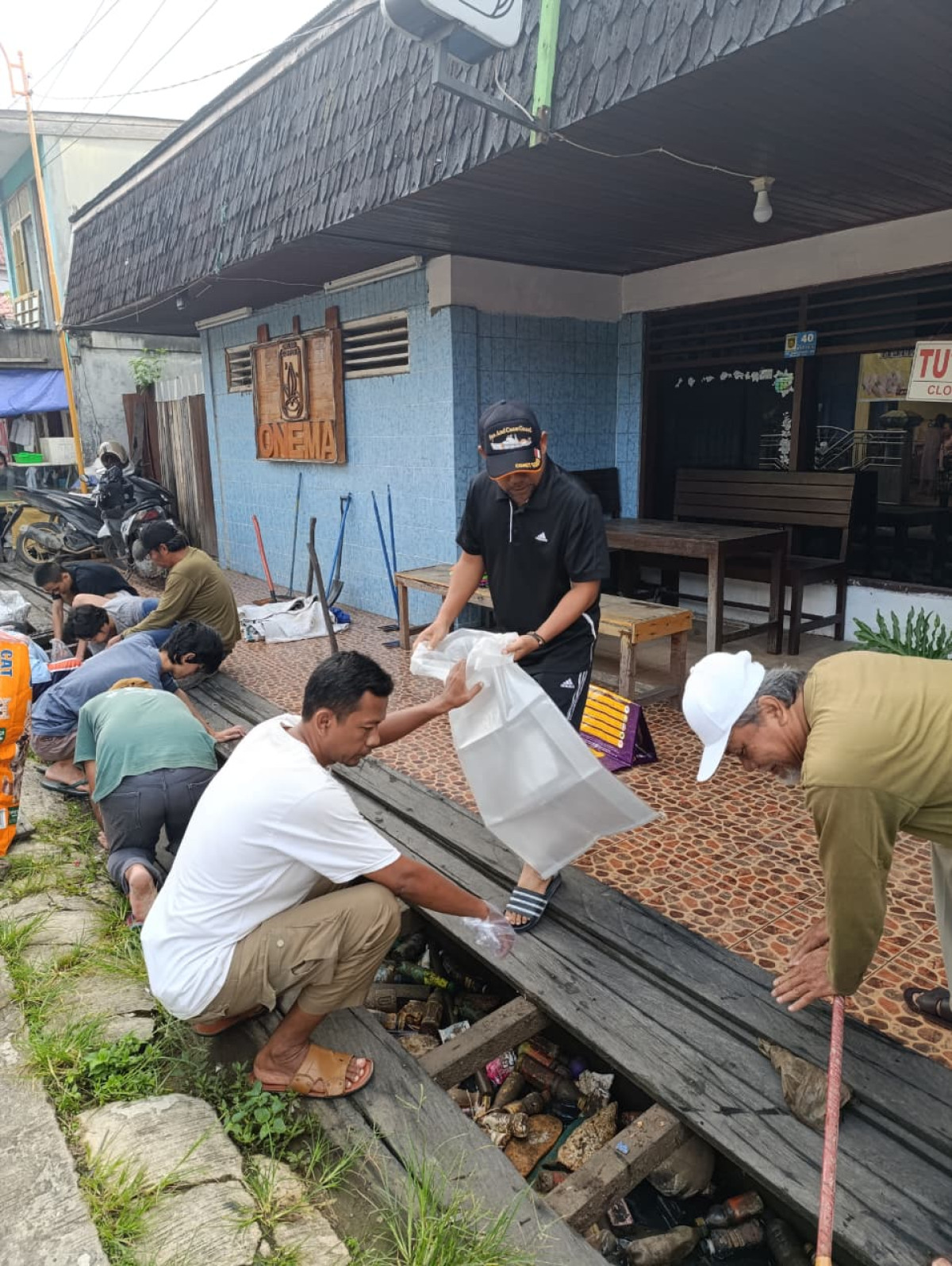 gotong royong membersihkan sampah dan drainase/parit