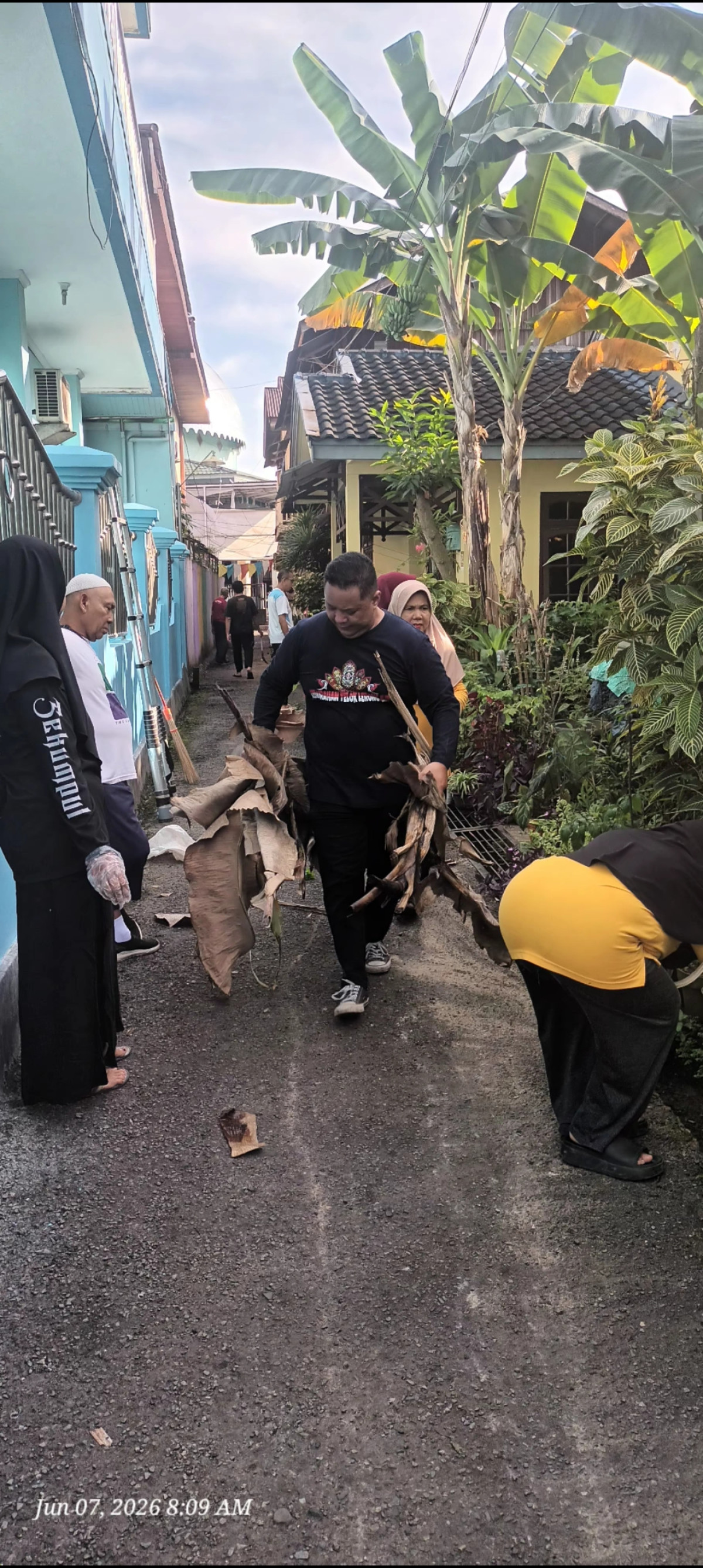 Gotong Royong Membersihkan Lingkungan di Gg Restu RT. 10