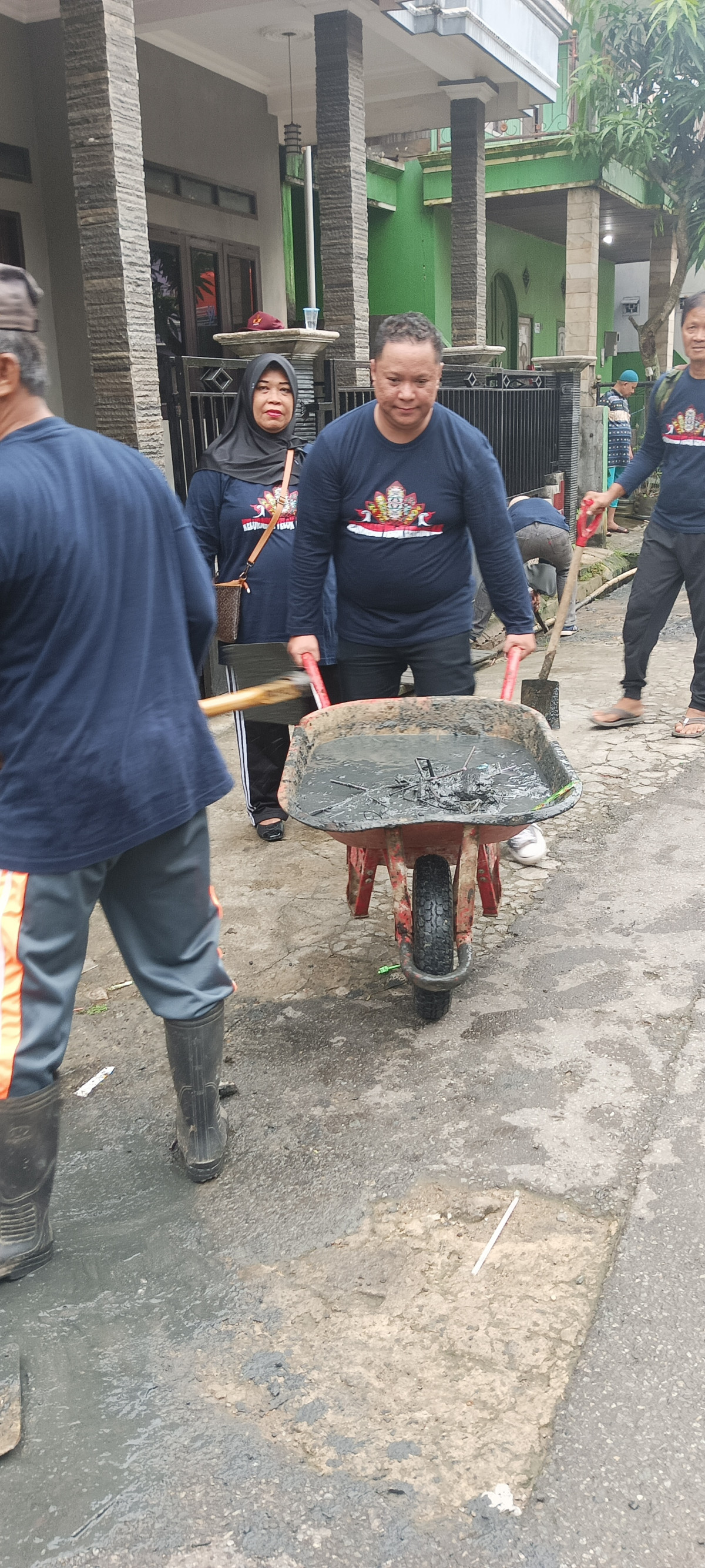 Gotong royong di RT 22