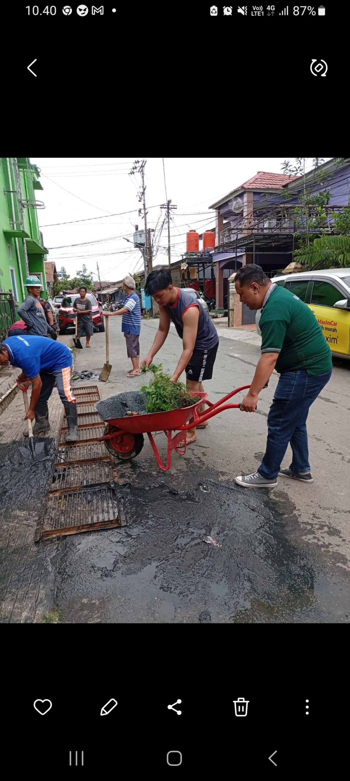 Gotong royong membersihkan Parit dan Drainase Di RT. 22