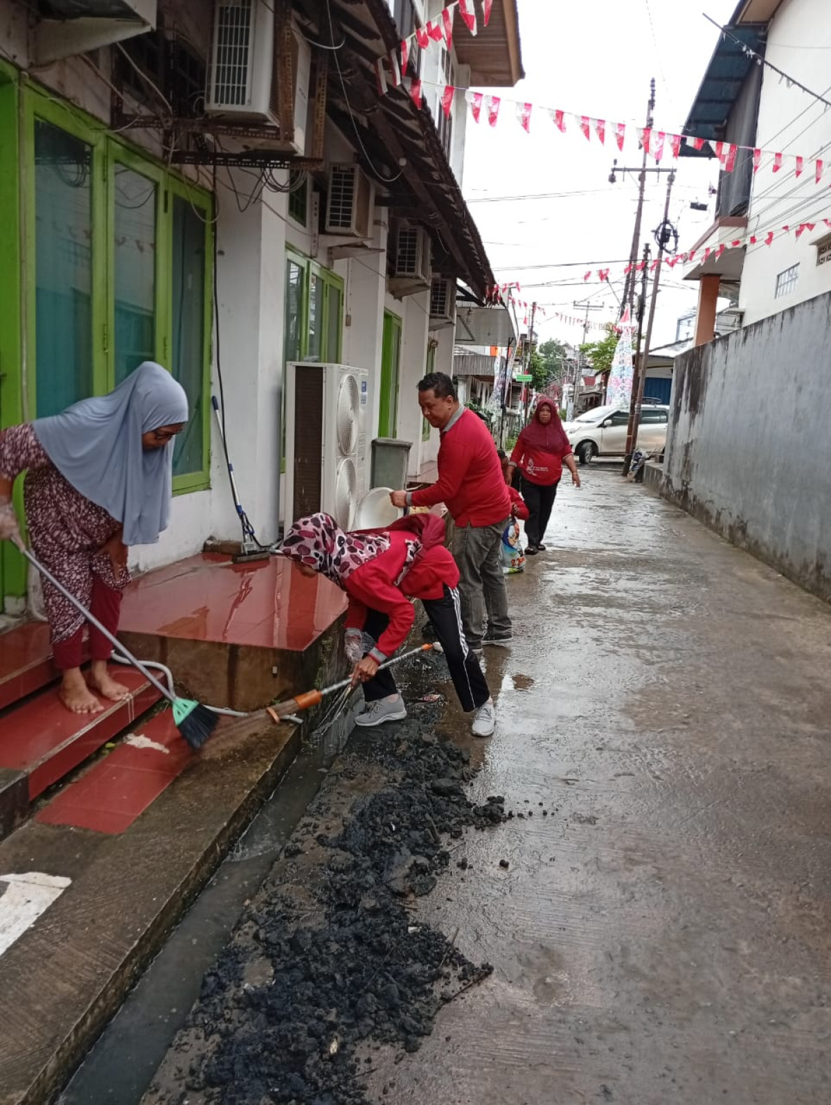 Gotong royong membersihkan Parit dan Drainase Di Jl Siti Aisyah Gg. 7B