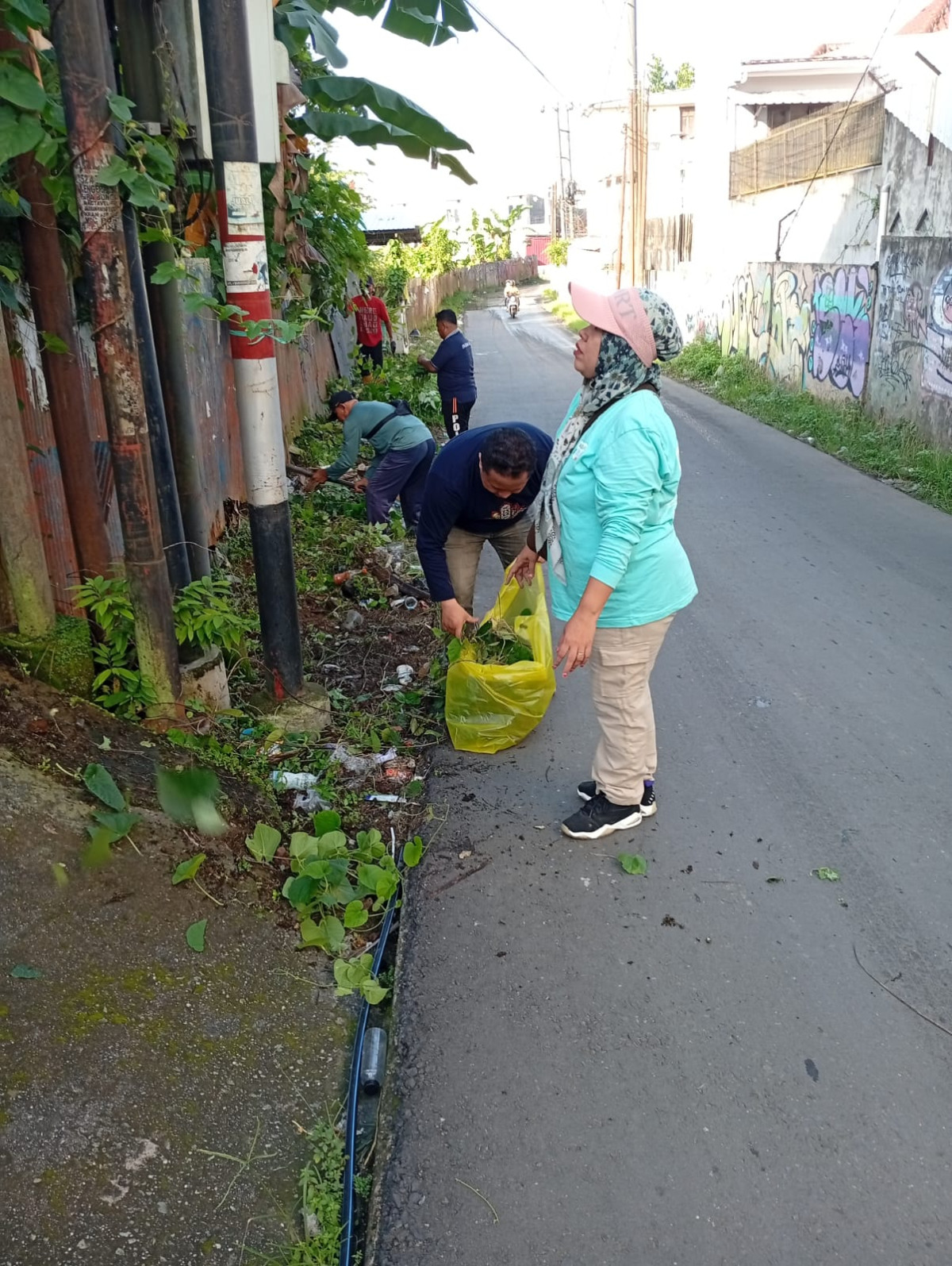 Gotong royong membersihkan Gg Melati