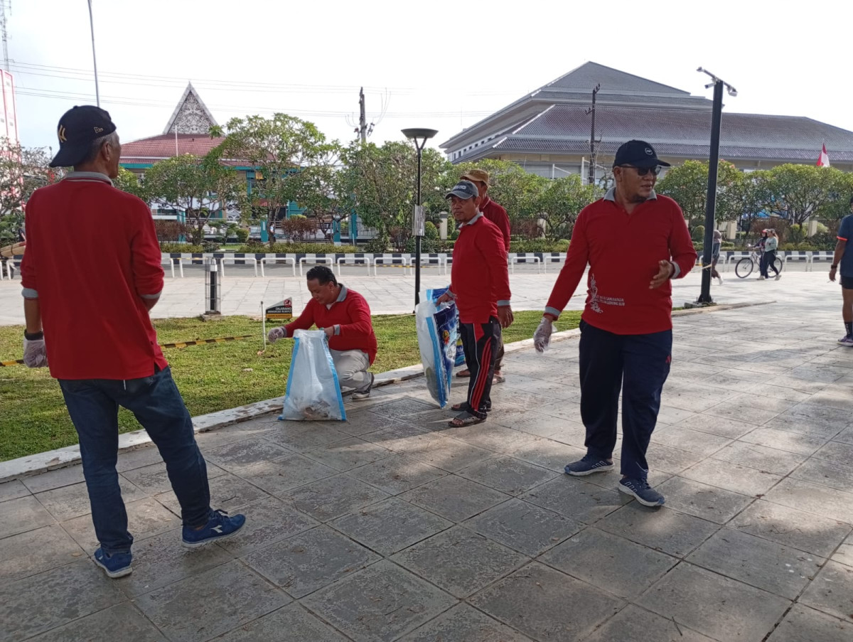 Kerja Bakti memungut sampah di Teras Samarinda