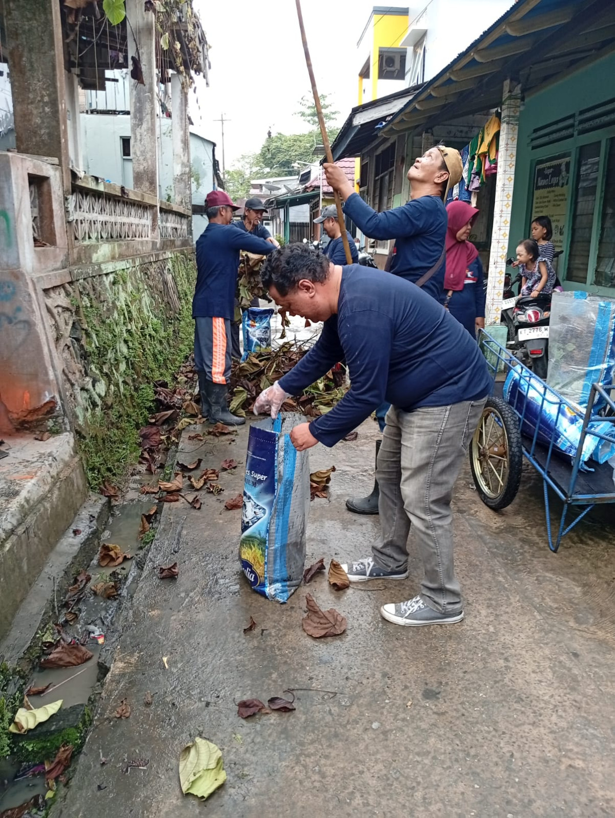 Gotong royong membersihkan Parit dan Drainase Di RT. 02 Gg.Wahyu