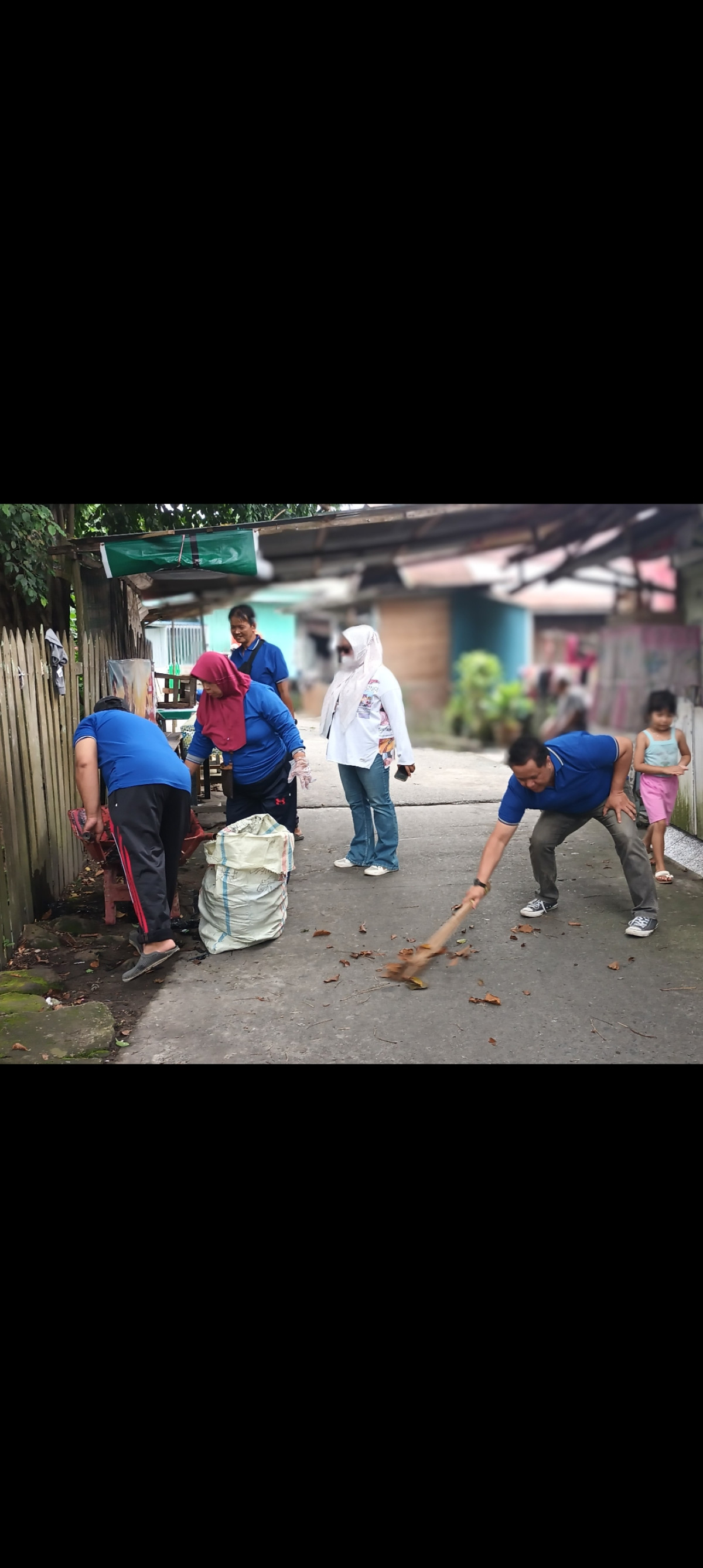 Kerja Bakti membersihkan Selokan dan Aliran Sungai di RT 07 Gg Madu