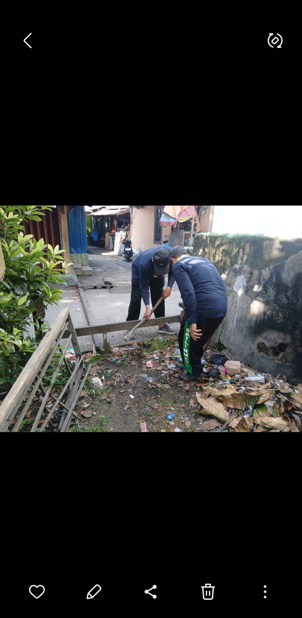 Gotong royong membersihkan Kuburan Muslimin di wilayah RT. 07
