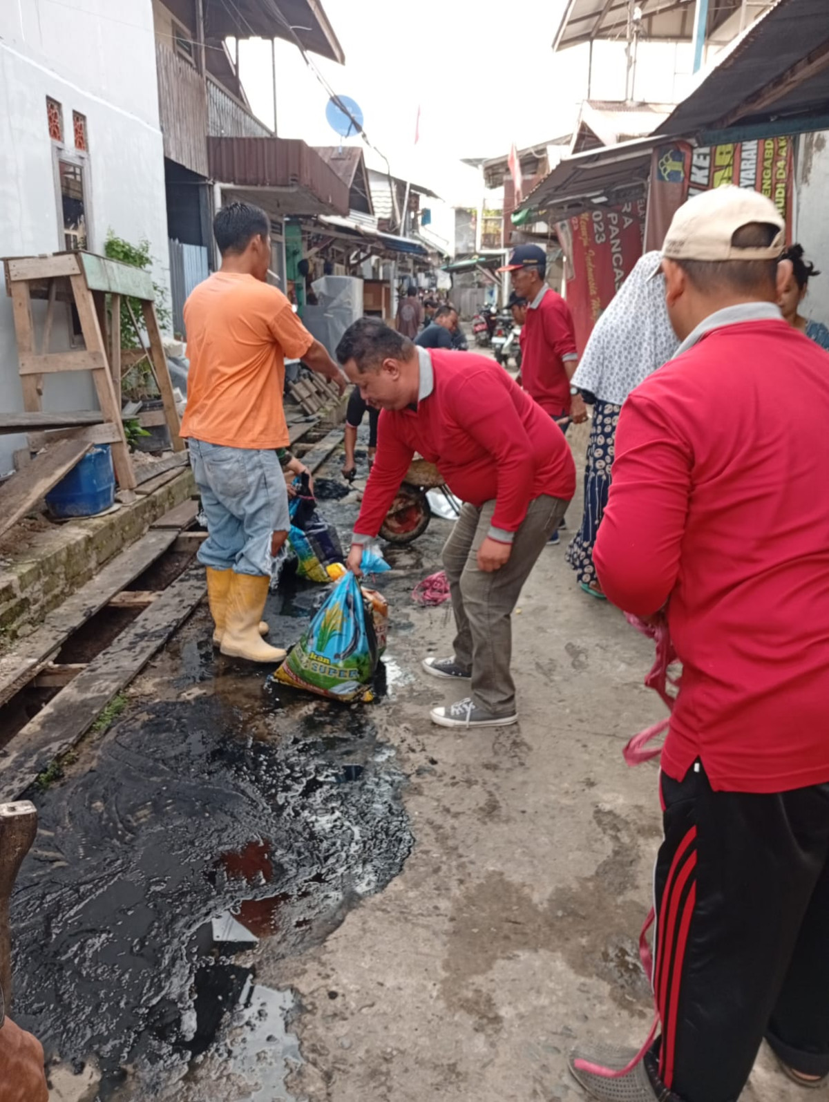 Kerja Bakti membersihkan Selokan dan Drainase Di RT 15 Gg 7B