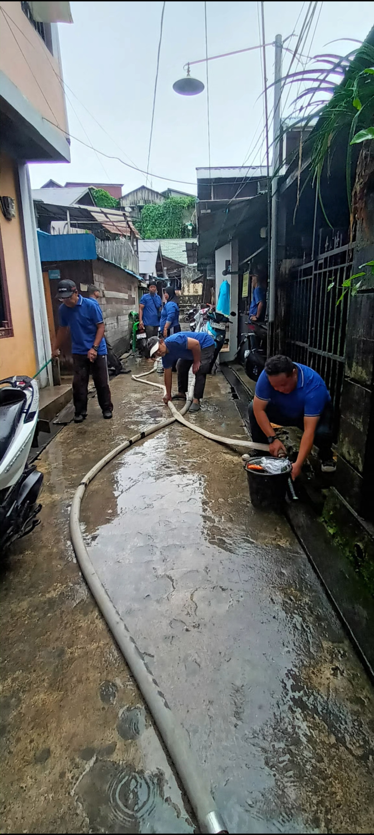 Gotong Royong membersihkan Parit dan Jalan di Gg Wahyu RT 02