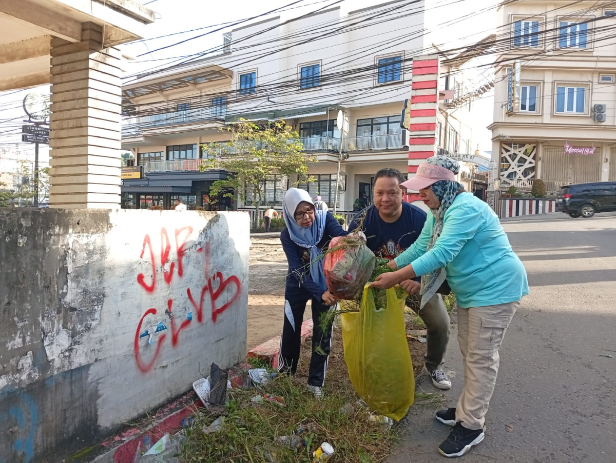 Kerja Bakti membersihkan jalan dan lingkungan Eks TPS Siti Aisyah