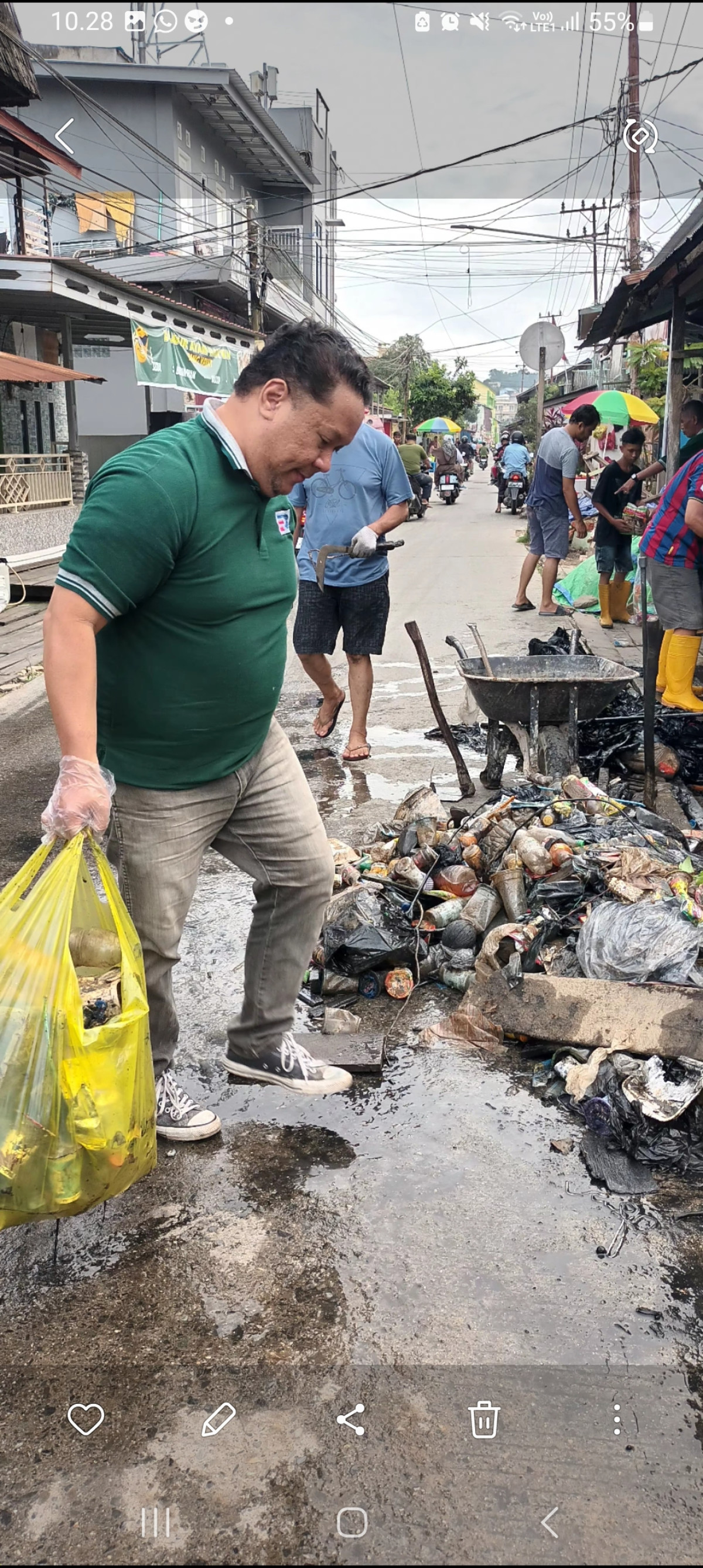 Gotong Royong Membersihkan Parit di Sepanjang Jl Siti Aisyah