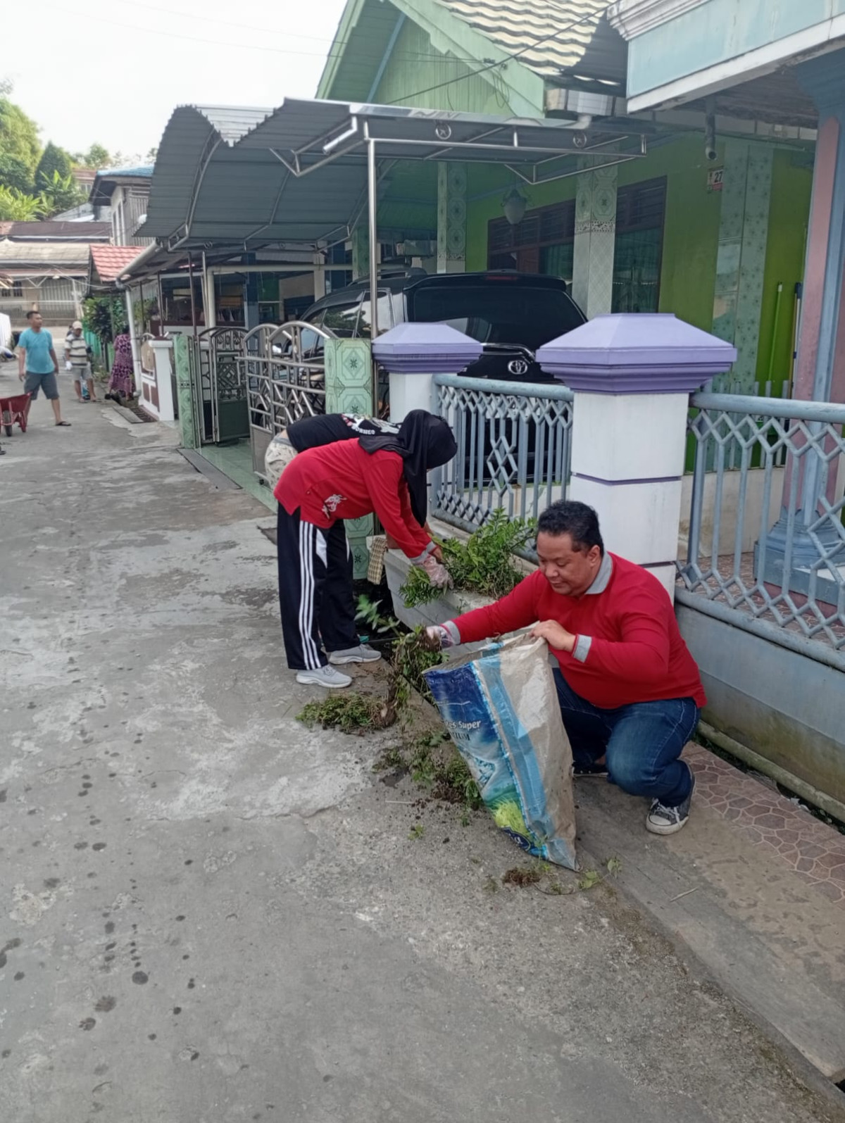 Gotong royong membersihkan Parit dan Drainase Di RT 24