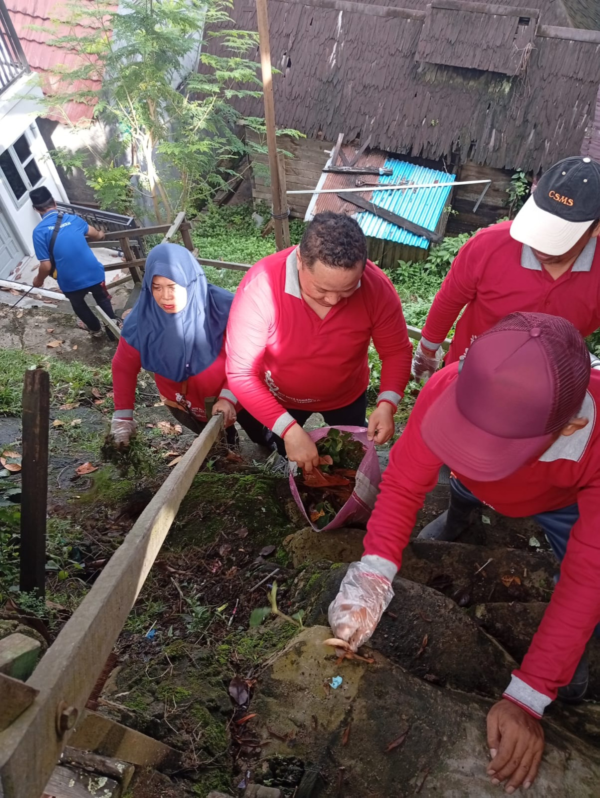 Gotong Royong di RT. 02