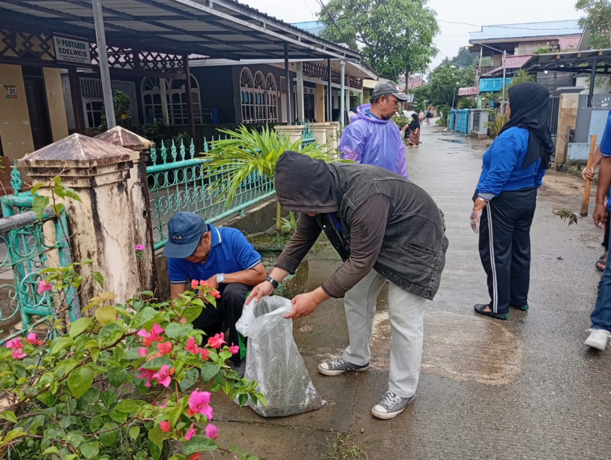 Gotong Royong membersihkan jalan Raudah 3 Blok 1A RT. 14
