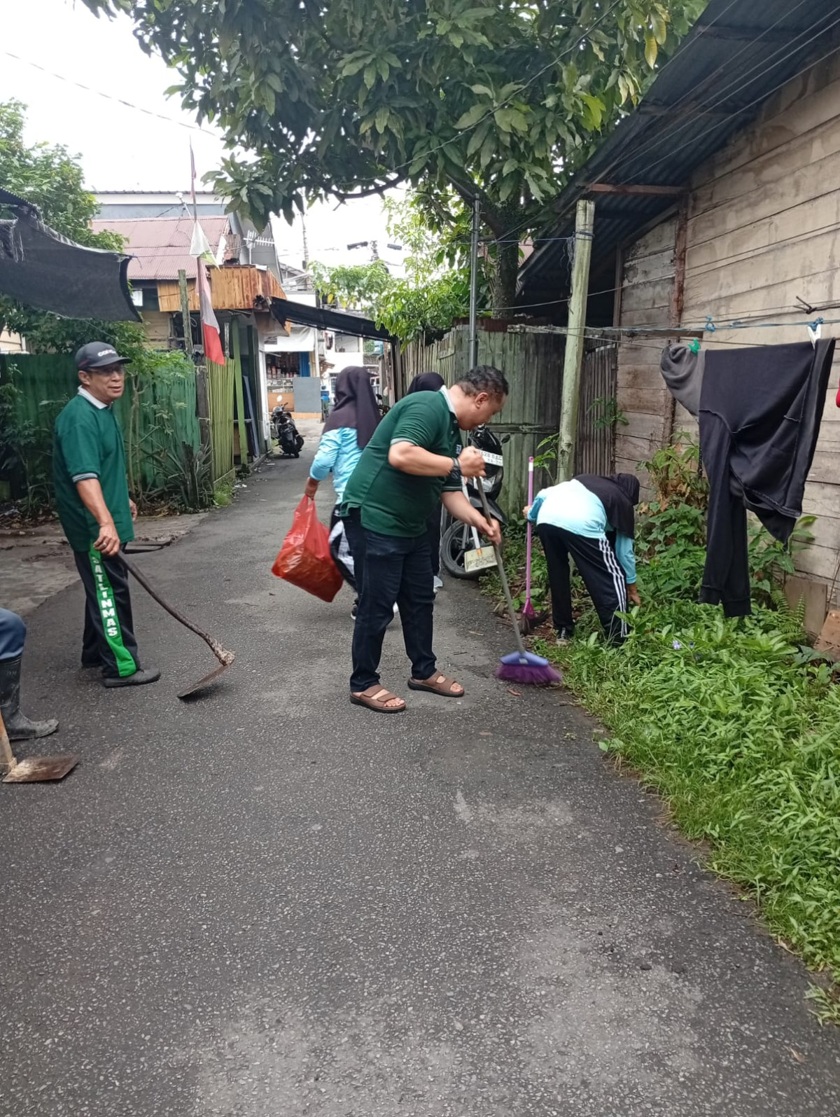 Gotong royong membersihkan sepanjang jalan dan Gang Melati
