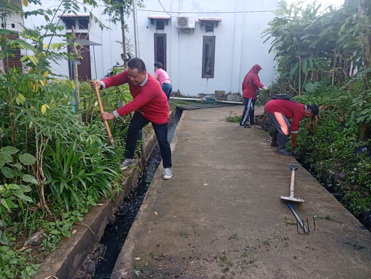 Membersihkan Parit dan Drainase Di RT 17
