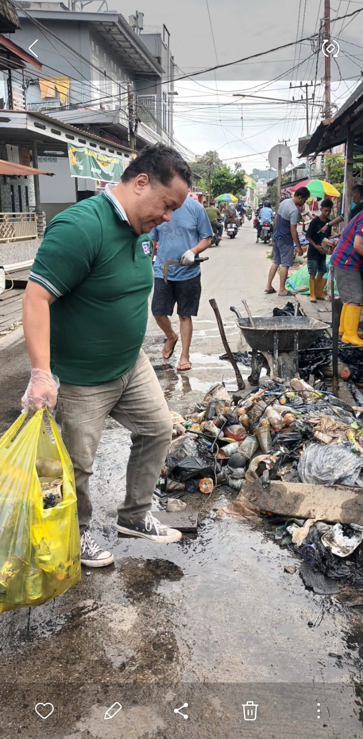 Gotong royong membersihkan Parit dan Drainase Di Jl. Pangeran Antasari Gg Nusa Indah RT22