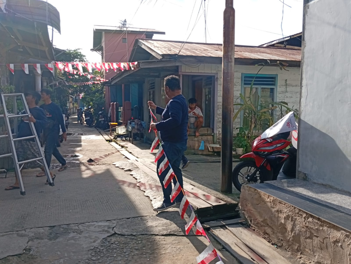 Memasang Bendera Merah Putih di sepanjang Jl Siti Aisyah