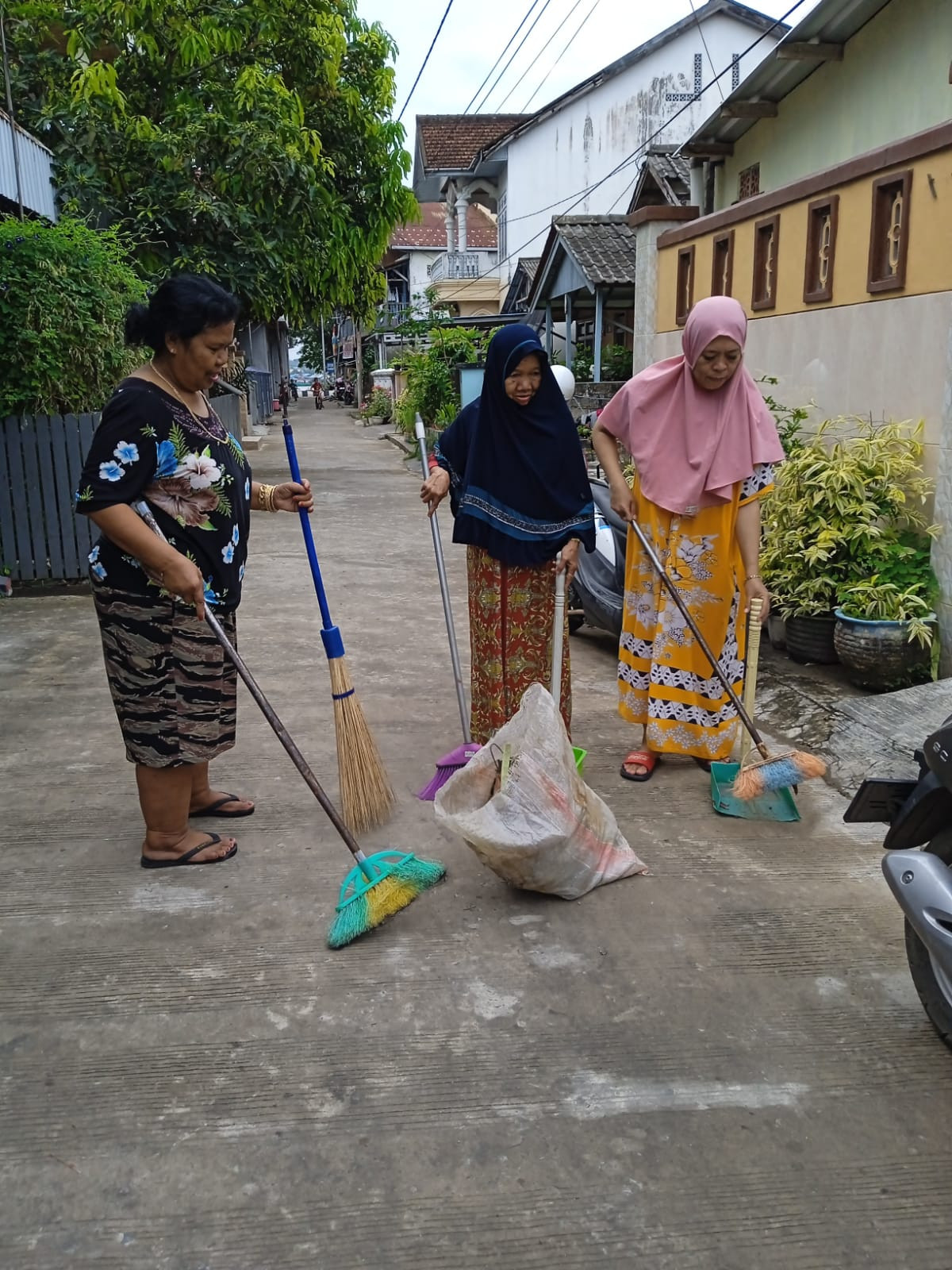 Kerja bakti bersama warga di lingkup RT. 09