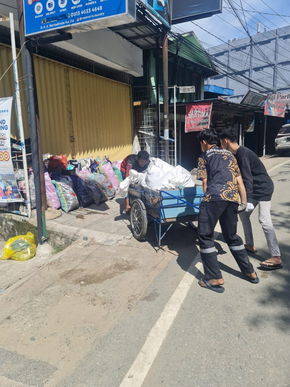 Kerja bakti pembersihan pasca kebakaran di gg sewarga