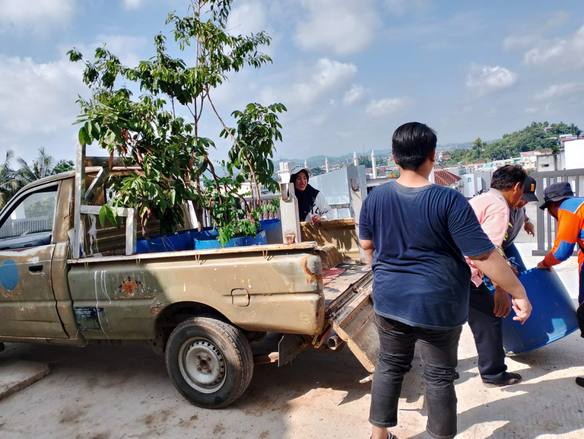 Gotong royong dan penanaman pohon