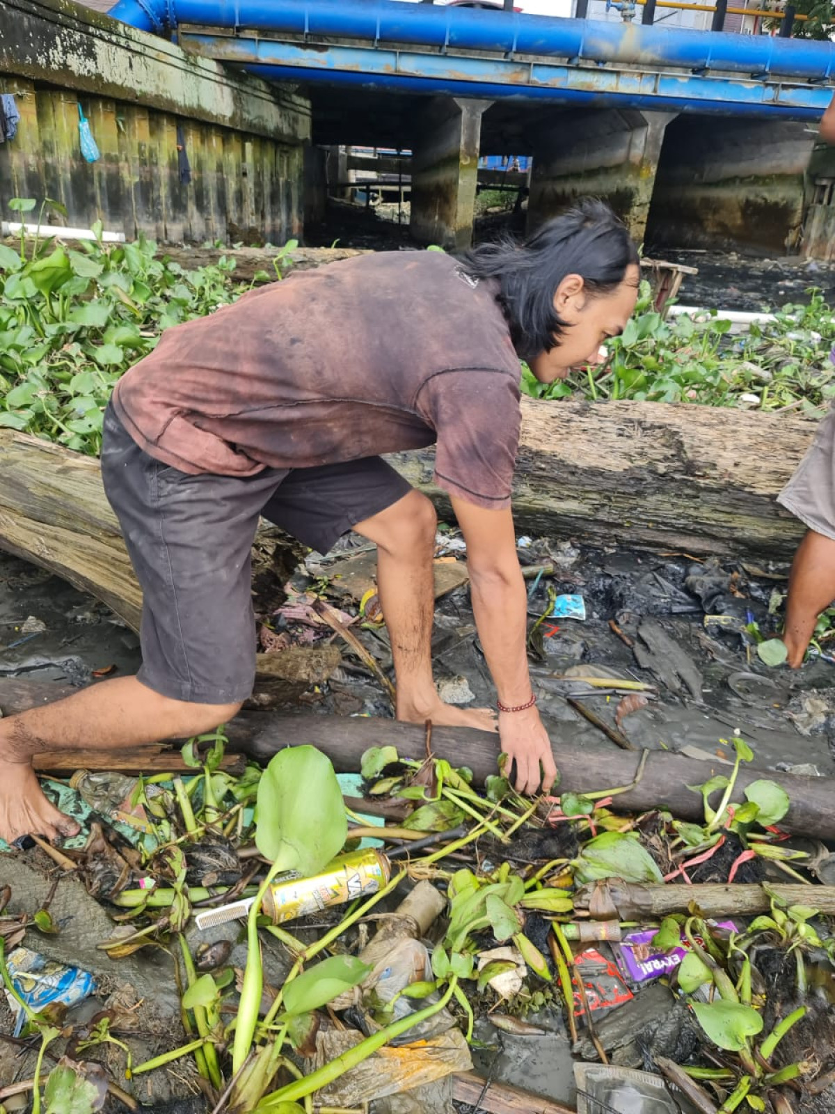 Pembersihan bawah jembatan
