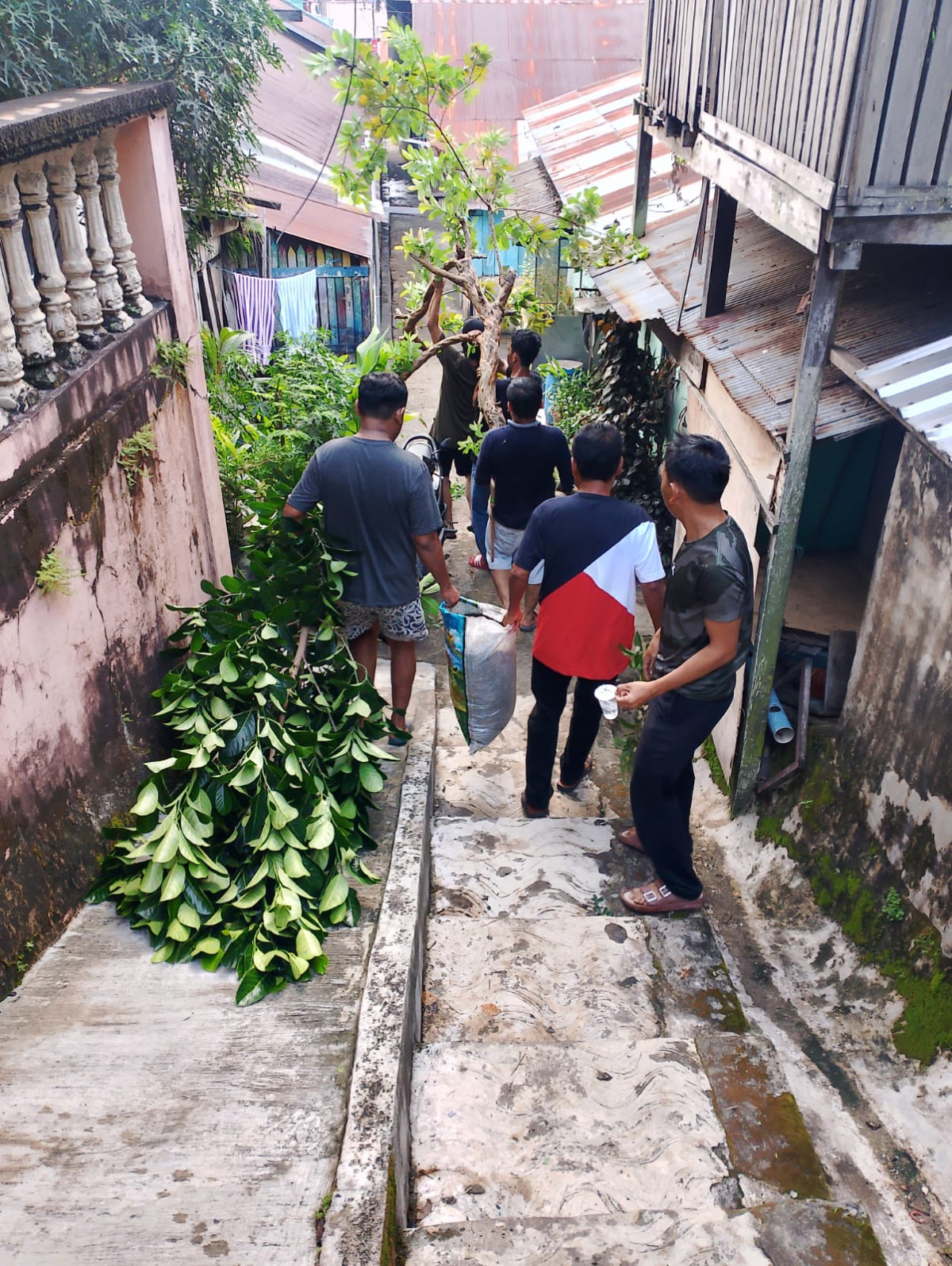 Pembersihan jalan tangga penghubung menuju pasar ijabah