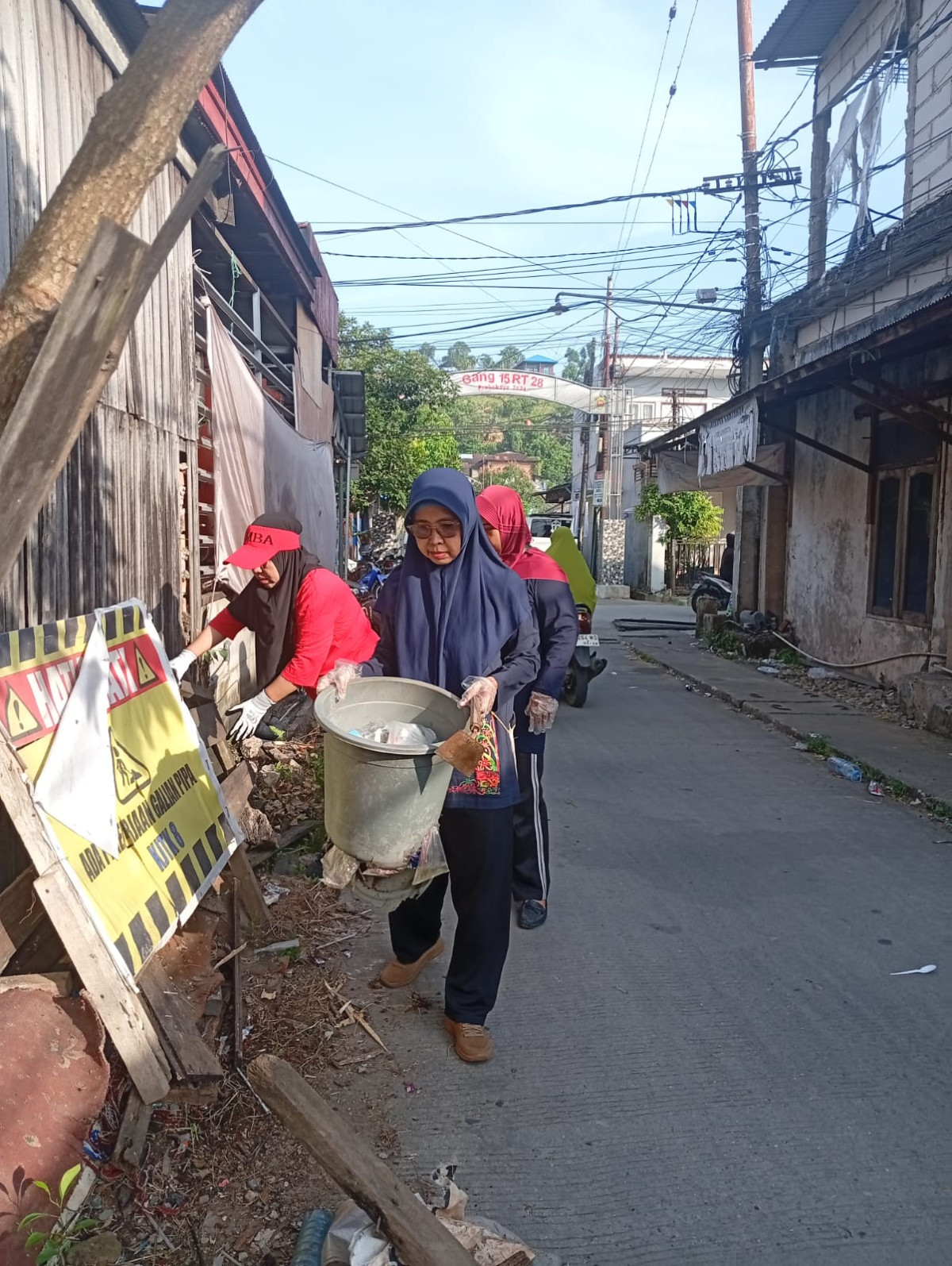 Gotong Royong Membersihkan Lingkungan