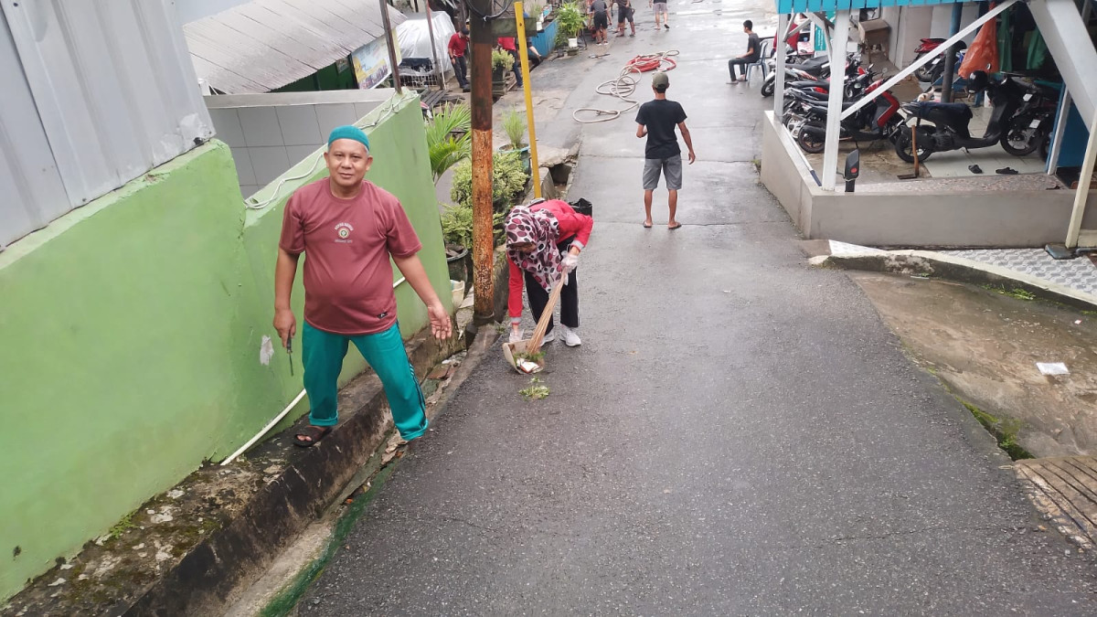Gotong Royong membersihkan lingkungan