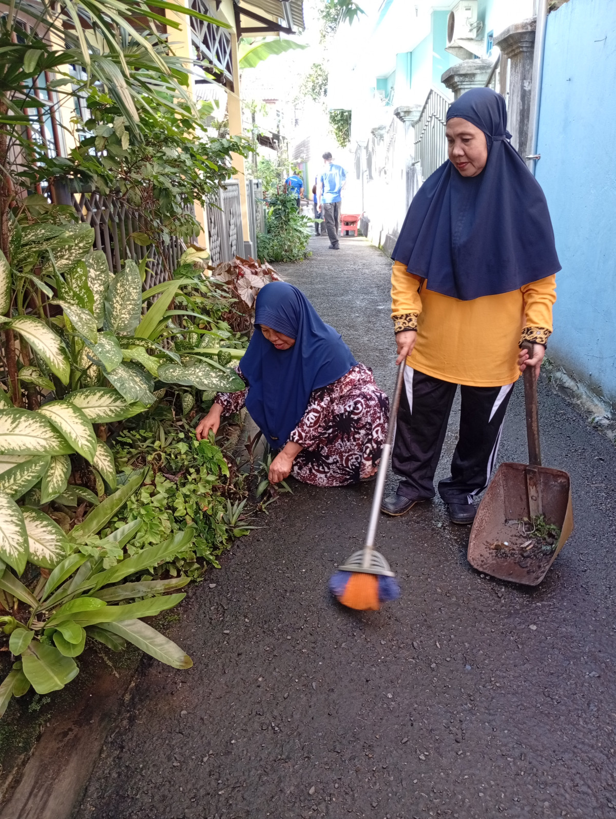 Gotong Royong membersihkan lingkungan