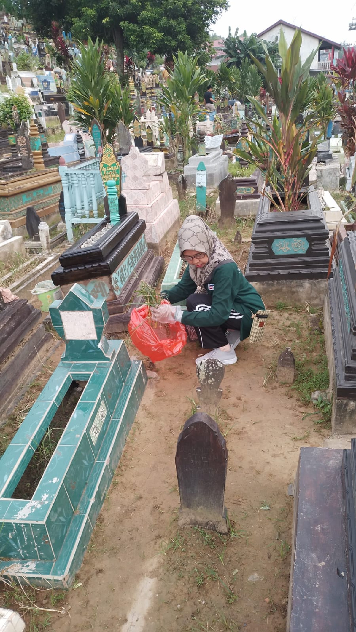 Gotong Royong membersihkan lingkunganan